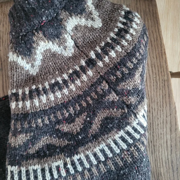 Elegant Brown Patterned Turtleneck Sweater - Picture 4 of 6